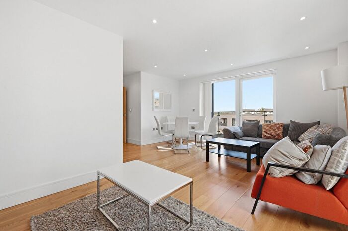 3 Bedroom Flat To Rent In Grove Park, London, NW9