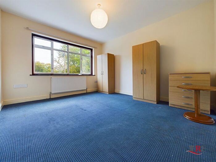 4 Bedroom Flat To Rent In Vicarage Way, Neasden, London, NW10