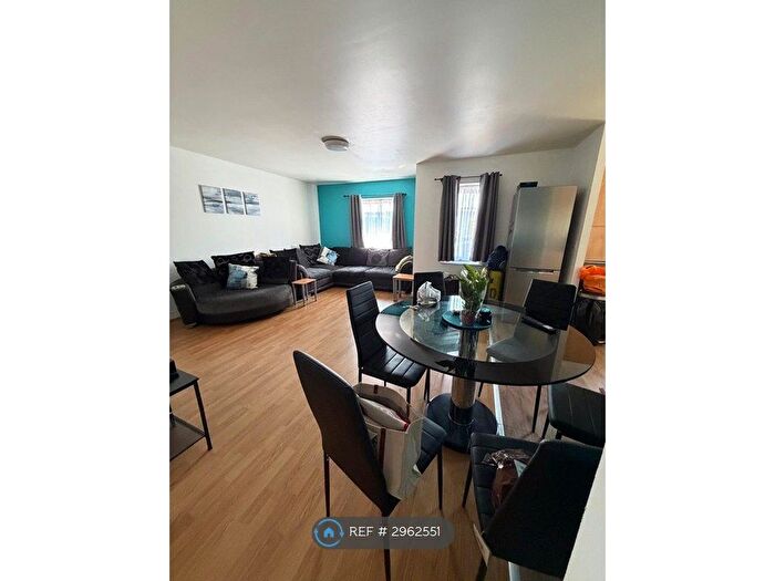 3 Bedroom Flat To Rent In Millicent Grove, London, N13