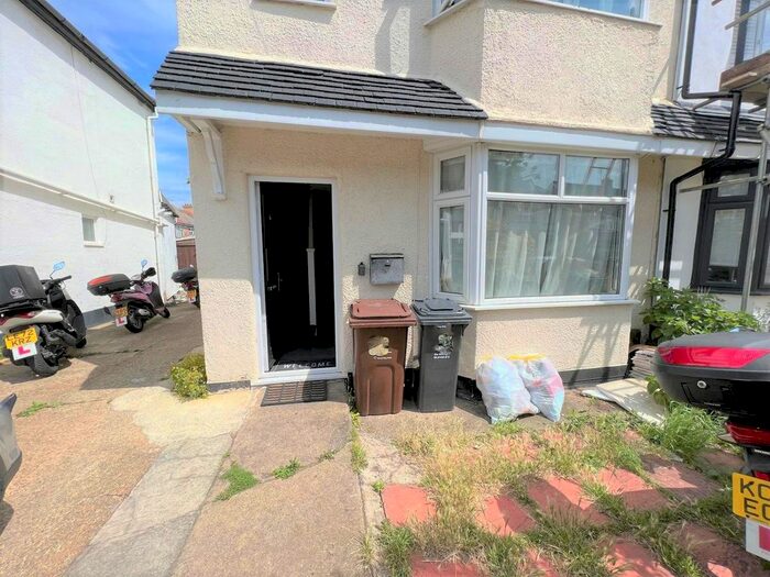 4 Bedroom Semi-Detached House To Rent In Kings Avenue, Chadwell Heath, Romford, RM6