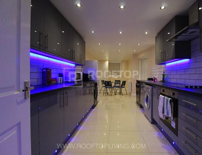 4 Bedroom House To Rent In Hyde Park Road, Leeds, LS6