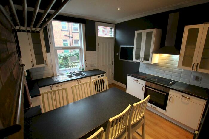 5 Bedroom Terraced House To Rent In Newport View, Burley, Leeds, LS6