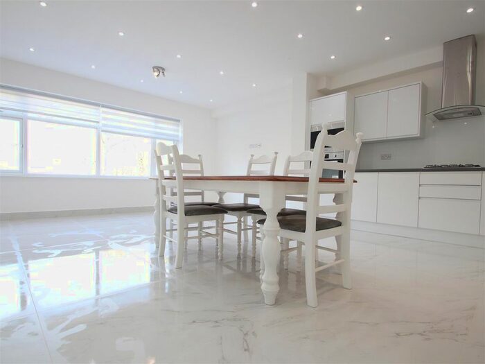 Detached House To Rent In Brent Way, London N3