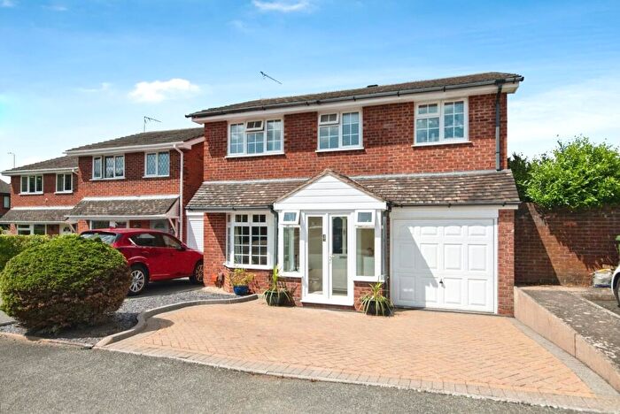 4 Bedroom Link Detached House For Sale In Hollyberry Close, Redditch, Worcestershire, B98