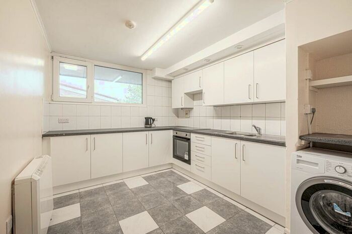3 Bedroom Flat To Rent In Palmers Road, Arnos Grove, London, N11