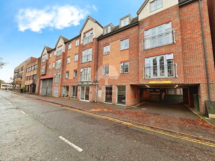 1 Bedroom Flat To Rent In Oak End Way, Gerrards Cross, SL9