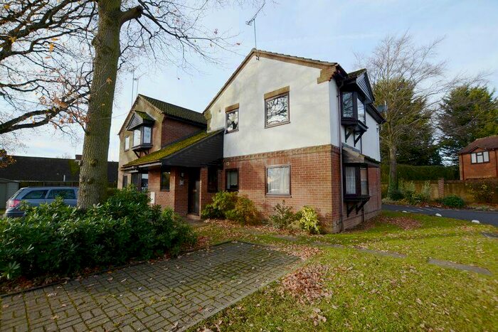 1 Bedroom Apartment To Rent In Oaktrees, GU12