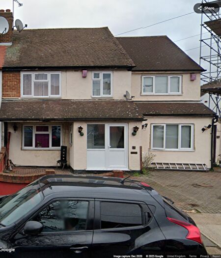 3 Bedroom Semi-Detached House To Rent In Dunedin Road, Rainham, RM13