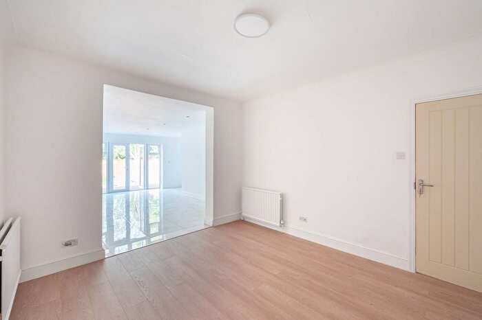 4 Bedroom Semi-detached House To Rent In Watford Way, Hendon, London, NW4