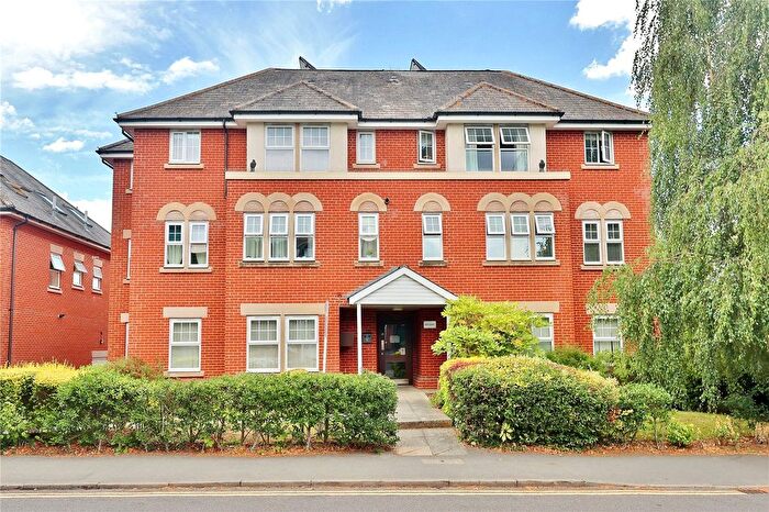 2 Bedroom Flat To Rent In Claremont Avenue, Woking, Surrey, GU22