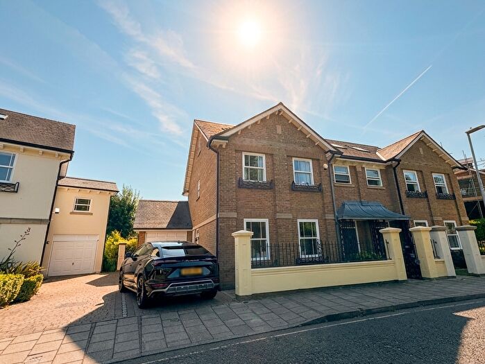 5 Bedroom Semi-Detached House To Rent In Wyatt Drive, London, SW13