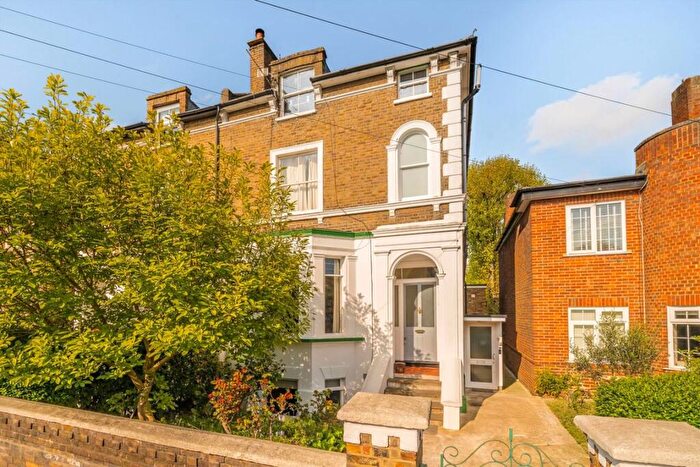 2 Bedroom Maisonette For Sale In Knights Park, Kingston Upon Thames, KT1