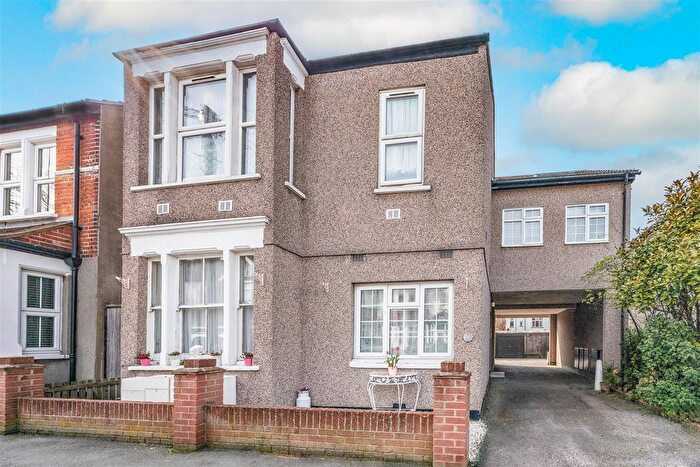 1 Bedroom Flat For Sale In Cliffsea Grove, Leigh-On-Sea, SS9