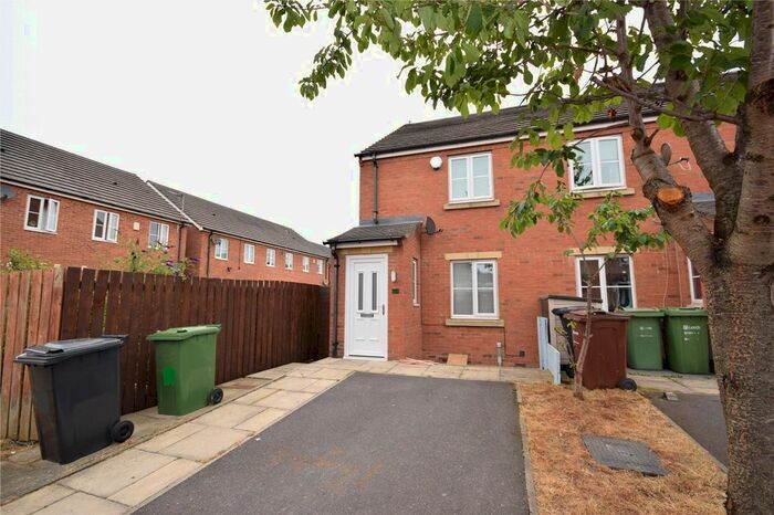 2 Bedroom Town House To Rent In St. Mathew Way, Leeds, LS14