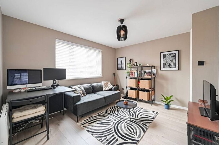1 Bedroom Flat For Sale In Green Pond Close, Walthamstow, London, E17