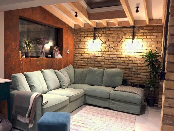 2 Bedroom Flat To Rent In Elm Park, London, SW2