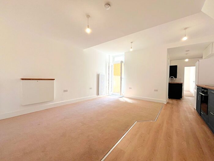 1 Bedroom Flat To Rent In London Road, Westcliff-On-Sea, SS1