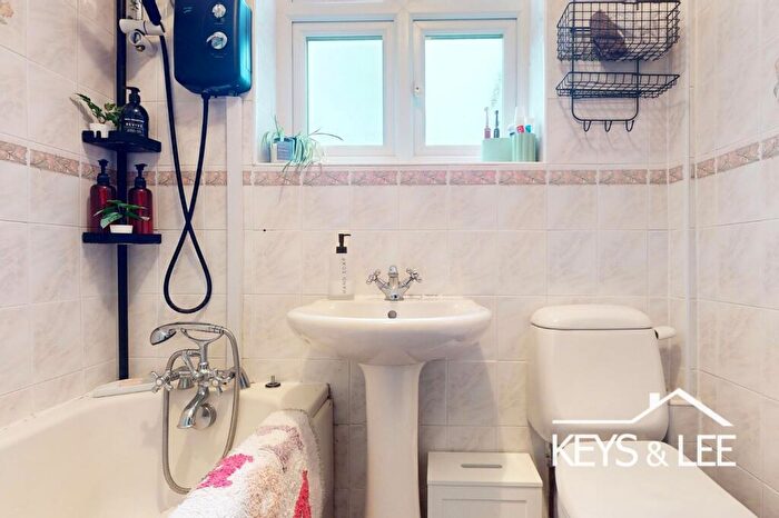 3 Bedroom End Of Terrace House For Sale In Peartree Gardens, Romford, RM7