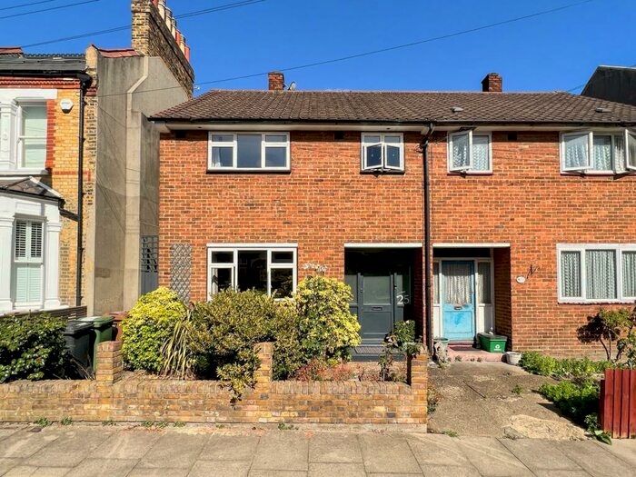 3 Bedroom Semi-Detached House To Rent In Aislibie Road, Lee, London, SE12