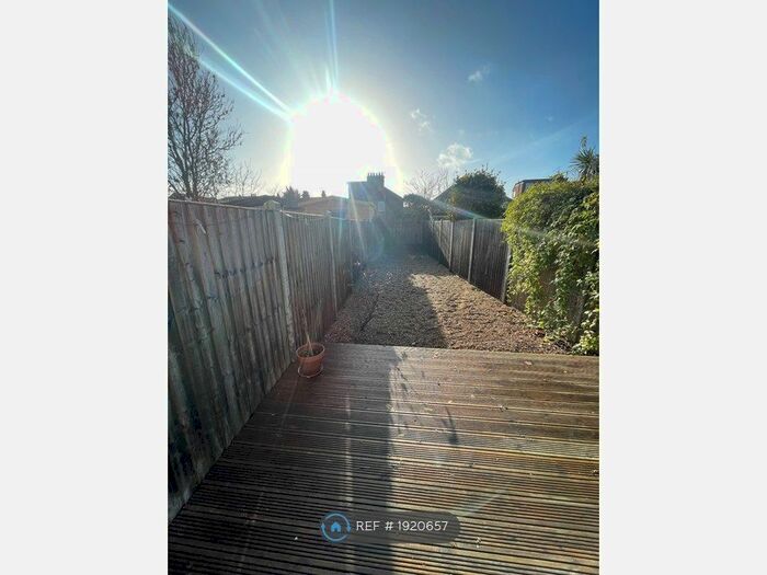 Studio To Rent In Hinton Road, London, N18