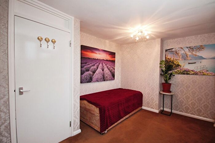 2 Bedroom Flat For Sale In Crown Way, Lillington, Leamington Spa, CV32