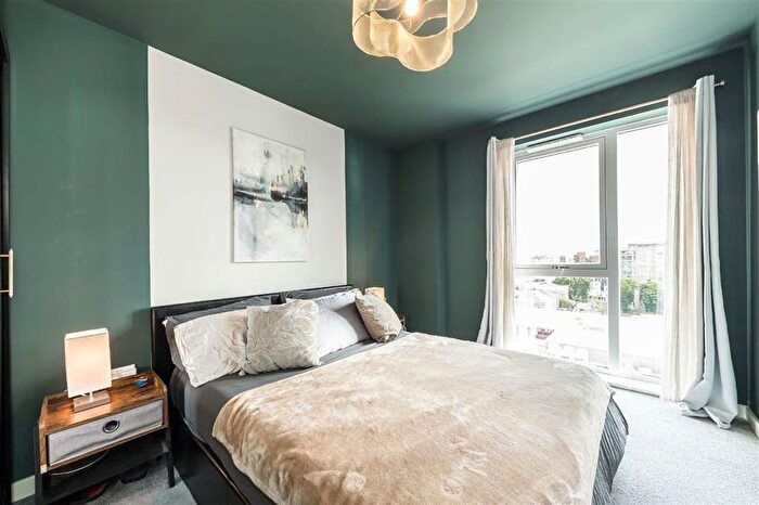 2 Bedroom Flat For Sale In Greenwich High Road, London, SE10