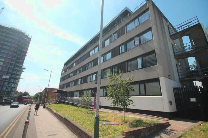 1 Bedroom Flat To Rent In Queens Moat House, Romford, RM1
