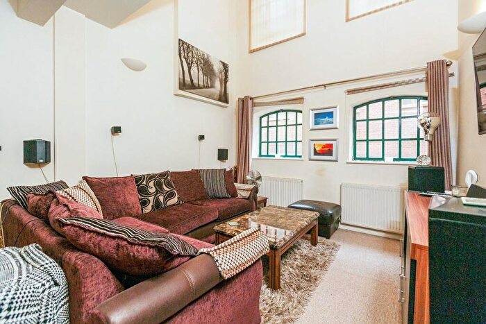 2 Bedroom Flat To Rent In Bank Street, Gravesend, Kent, DA12