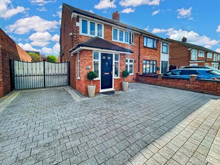 3 Bedroom Semi Detached House For Sale In Summers Road, Luton, LU2