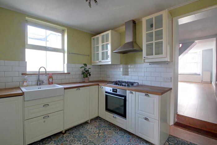 3 Bedroom Semi-Detached House To Rent In Haling Road, South Croydon, CR2