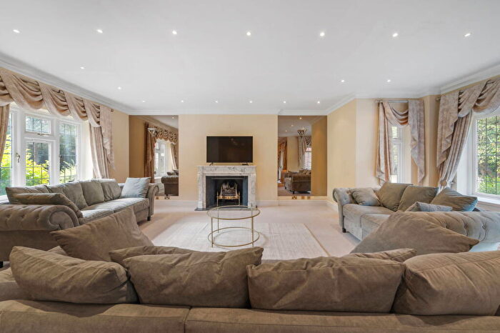 6 Bedroom Detached House To Rent In Byfleet Road, Cobham, KT11