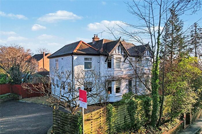 4 Bedroom Detached House For Sale In Farnborough Road, Farnham, Surrey, GU9