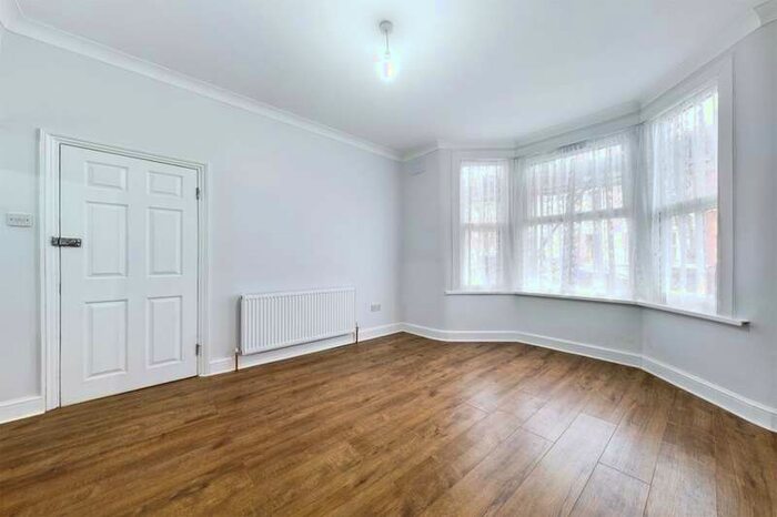2 Bedroom Flat To Rent In Livingstone Road, Walthamstow, London, E17