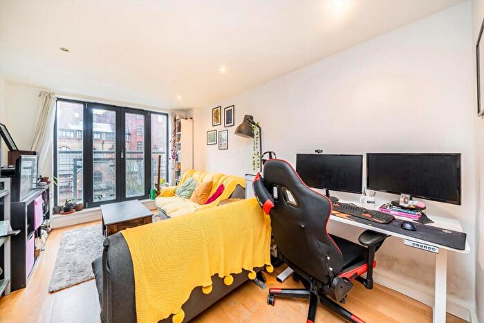 1 Bedroom Flat For Sale In Fairfield Road, Bow, E3