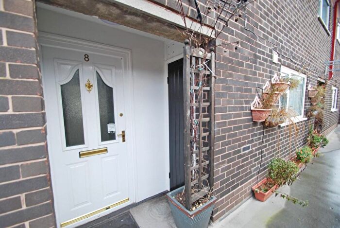 3 Bedroom Maisonette To Rent In Victoria Square, Whitefield, Manchester, M45