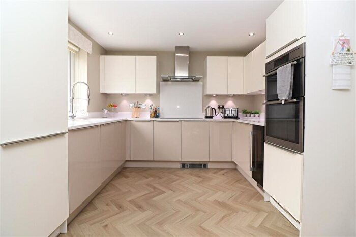 4 Bedroom Detached House For Sale In Chippenham Close, Wellingborough, NN8