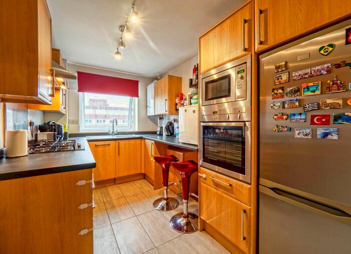 2 Bedroom Flat To Rent In The Fountains, Ballards Lane, London, N3