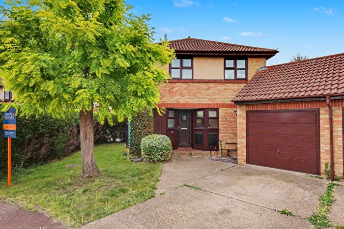 3 Bedroom Detached House For Sale In Kenton Way, Langdon Hills, Basildon, Essex, SS16