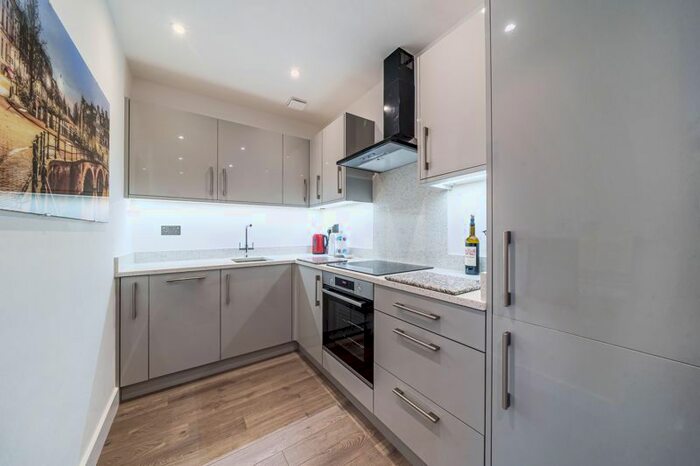 1 Bedroom Flat To Rent In Weybrook House, Weyside Park, Godalming, GU7
