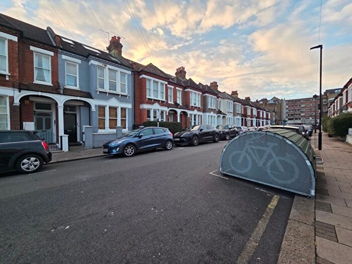 2 Bedroom Flat To Rent In Hazelbourne Road, London, SW12