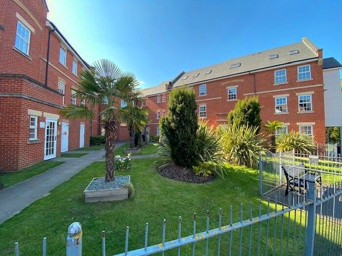 2 Bedroom Flat To Rent In Florey Gardens, Aylesbury, HP20