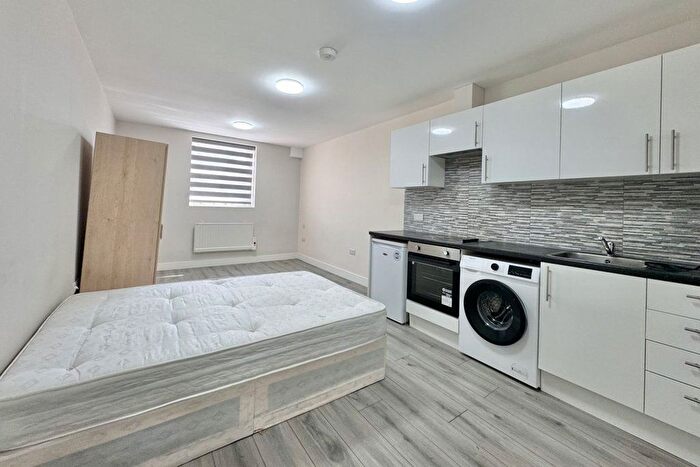Studio To Rent In High Street, Slough, SL1