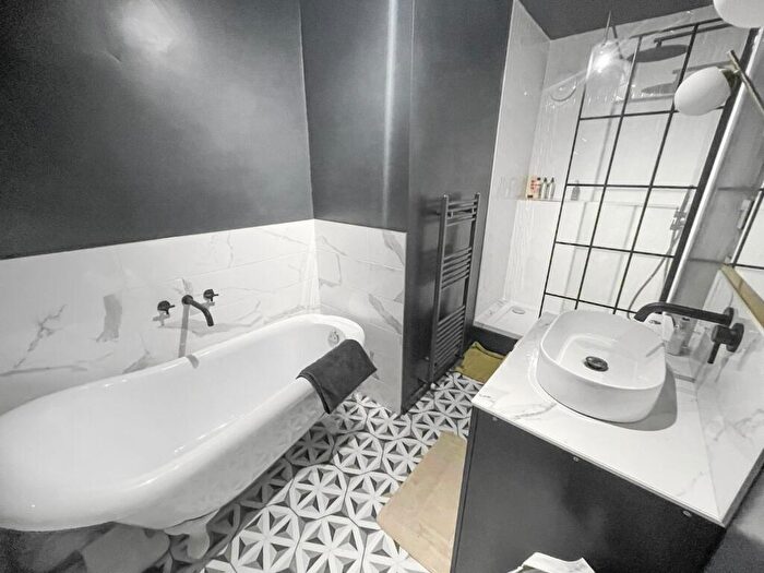 2 Bedroom Flat For Sale In Hazards House, West Street, Gravesend, Kent, DA11
