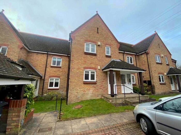 2 Bedroom Flat To Rent In Larken Close, Bushey, WD23