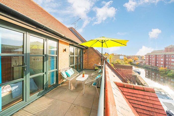 1 Bedroom Flat For Sale In High Street, Brentford, TW8