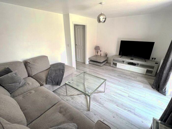 3 Bedroom Semi-Detached House To Rent In Blossom Way, Salford, M6