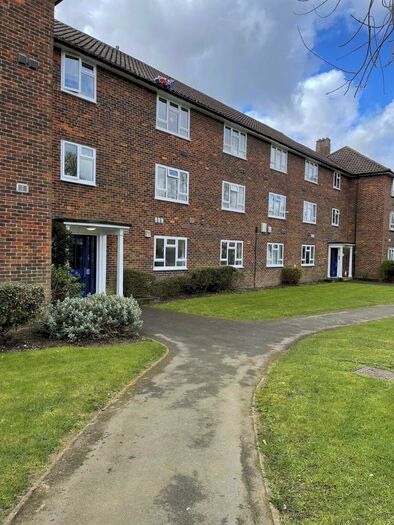 2 Bedroom Flat To Rent In Ringway, Southall, UB2