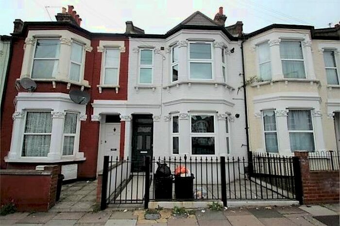 3 Bedroom Flat To Rent In Kellino Street, Tooting, SW17