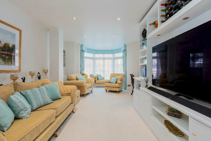 2 Bedroom Apartment For Sale In Eton Riverside, King Stable Street, SL4