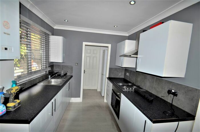 1 Bedroom Flat To Rent In Long Lane, Staines-Upon-Thames, TW19